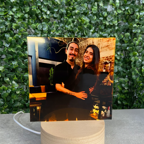 Cuadro de Acrílico LED Personalizado - Base de Madera Natural