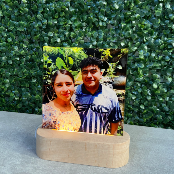 Cuadro de Acrílico LED Personalizado - Base de Madera Natural